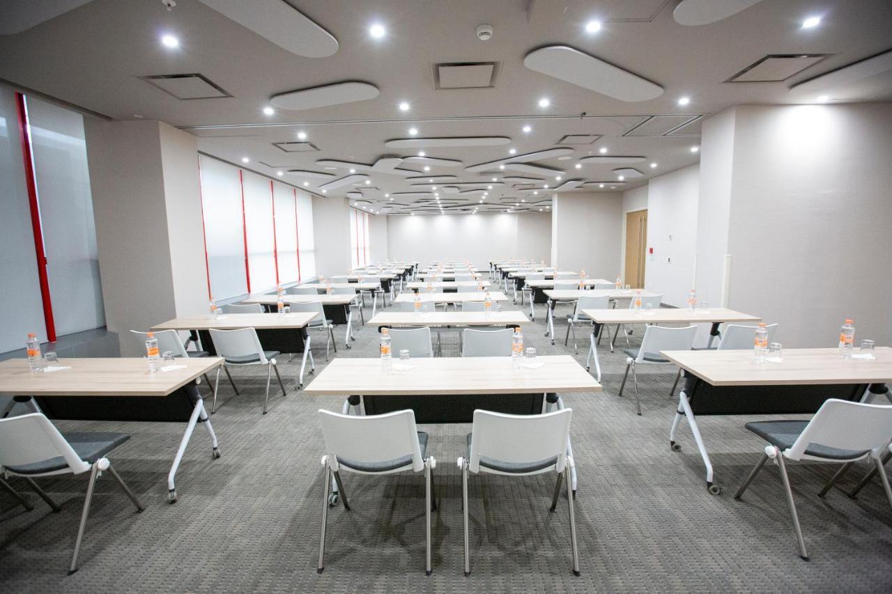 Metria Hotel León de los Aldamas Extérieur photo A typical classroom at the University of Tsukuba