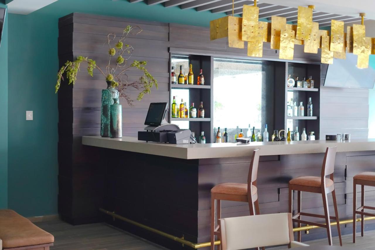 Metria Hotel León de los Aldamas Extérieur photo The bar at the hotel
