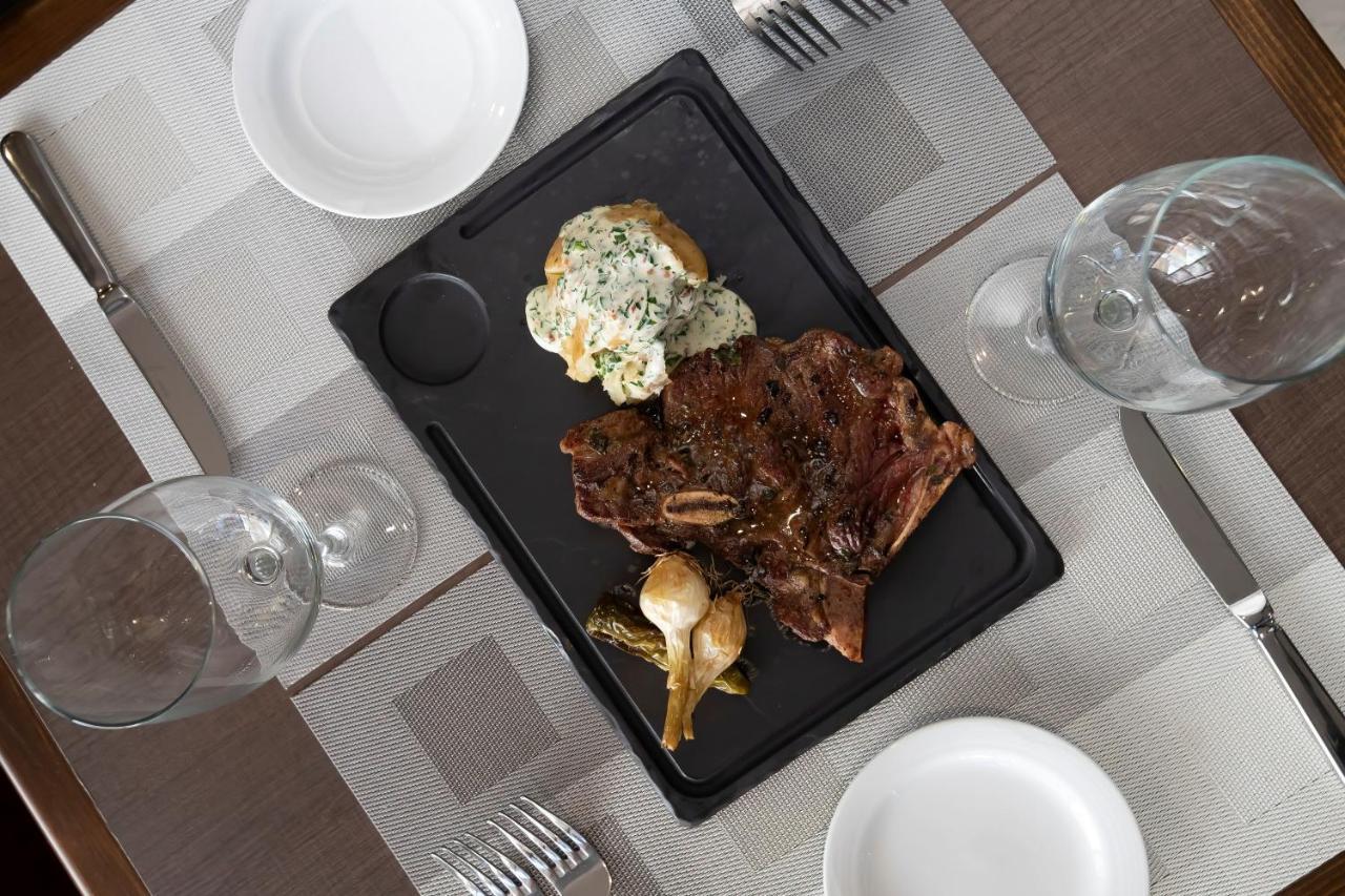 Metria Hotel León de los Aldamas Extérieur photo A steak served on a plancha