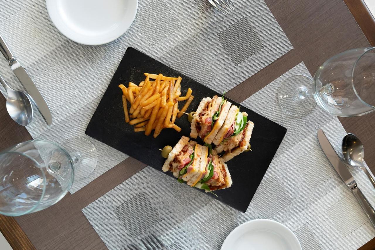 Metria Hotel León de los Aldamas Extérieur photo A club sandwich with chips