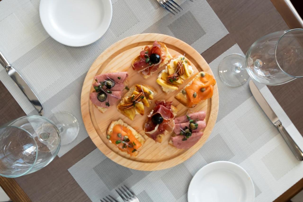 Metria Hotel León de los Aldamas Extérieur photo A selection of antipasti