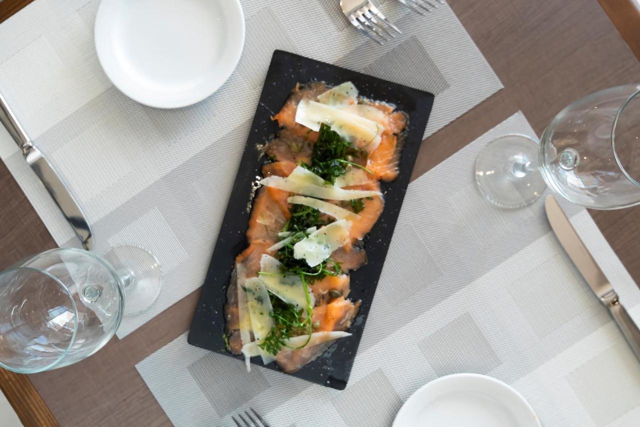 Metria Hotel León de los Aldamas Extérieur photo Salmon sashimi