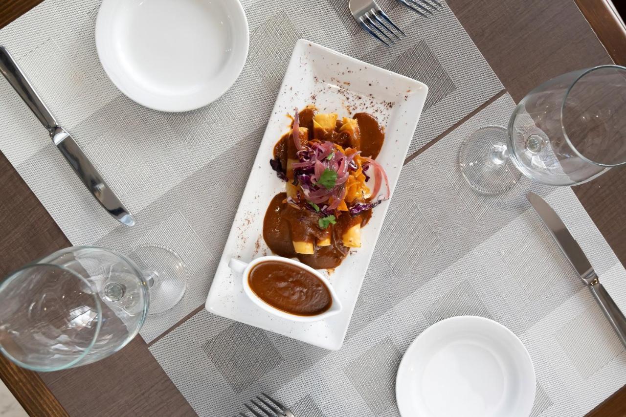 Metria Hotel León de los Aldamas Extérieur photo A plate of food at the restaurant