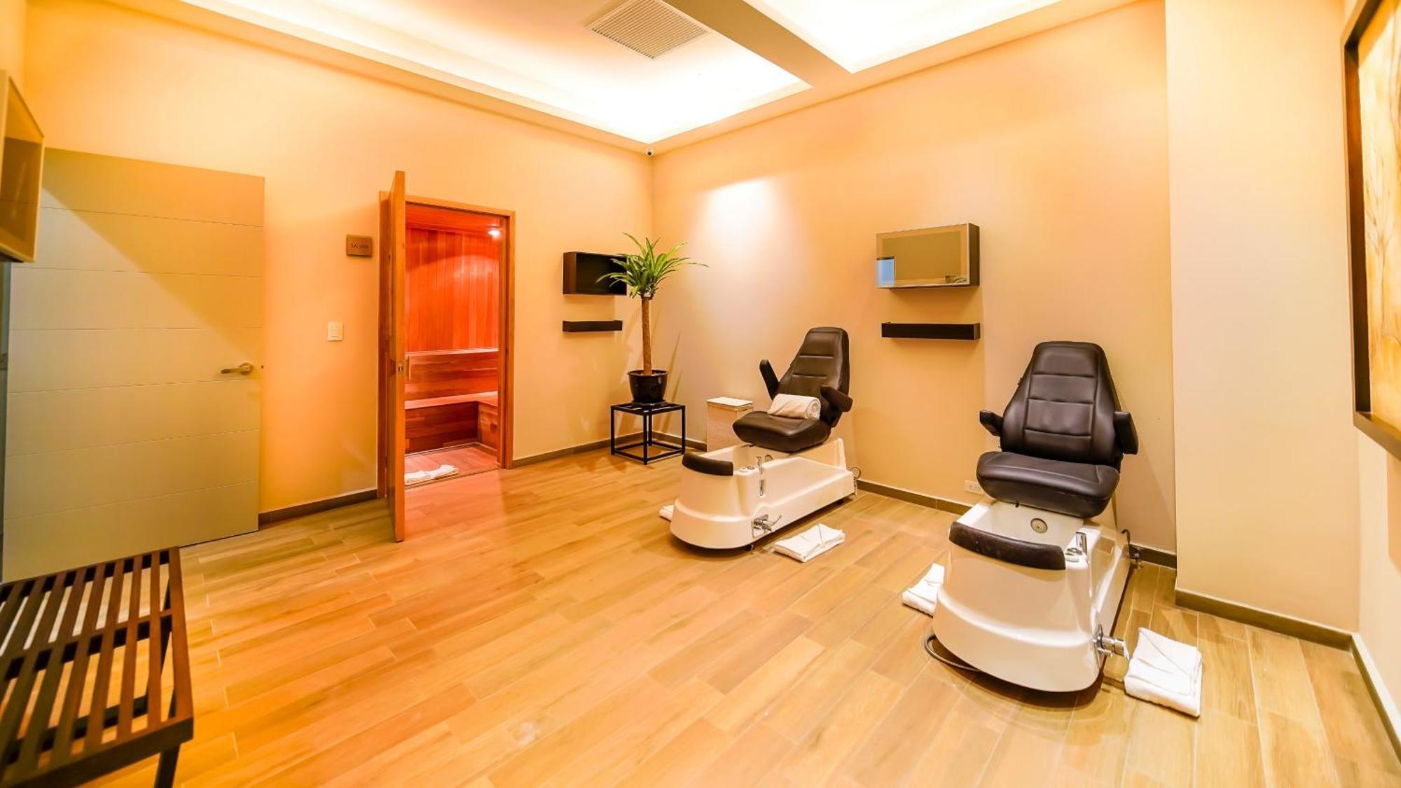 Metria Hotel León de los Aldamas Extérieur photo A nail salon