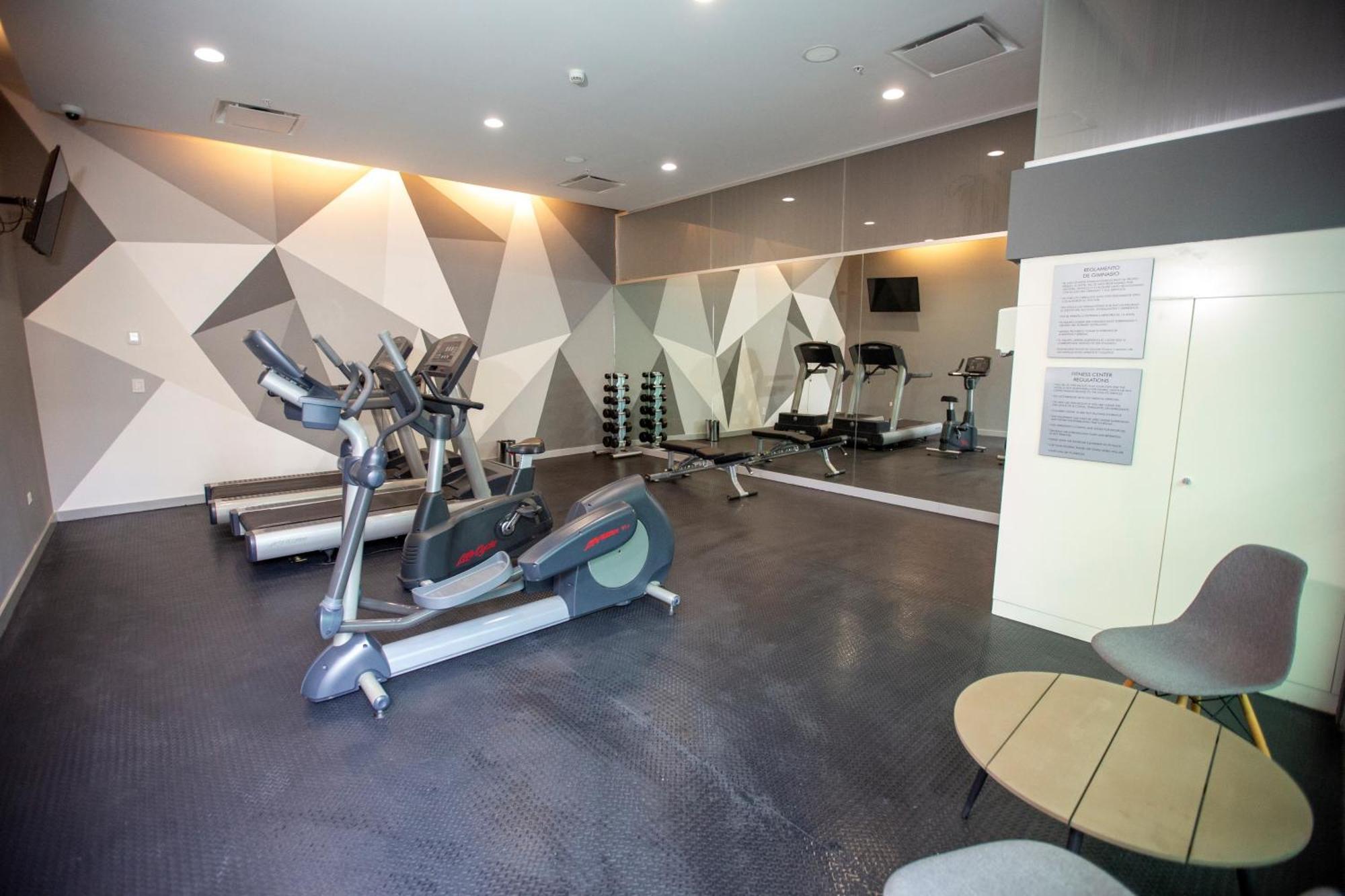 Metria Hotel León de los Aldamas Extérieur photo The gym at the hotel