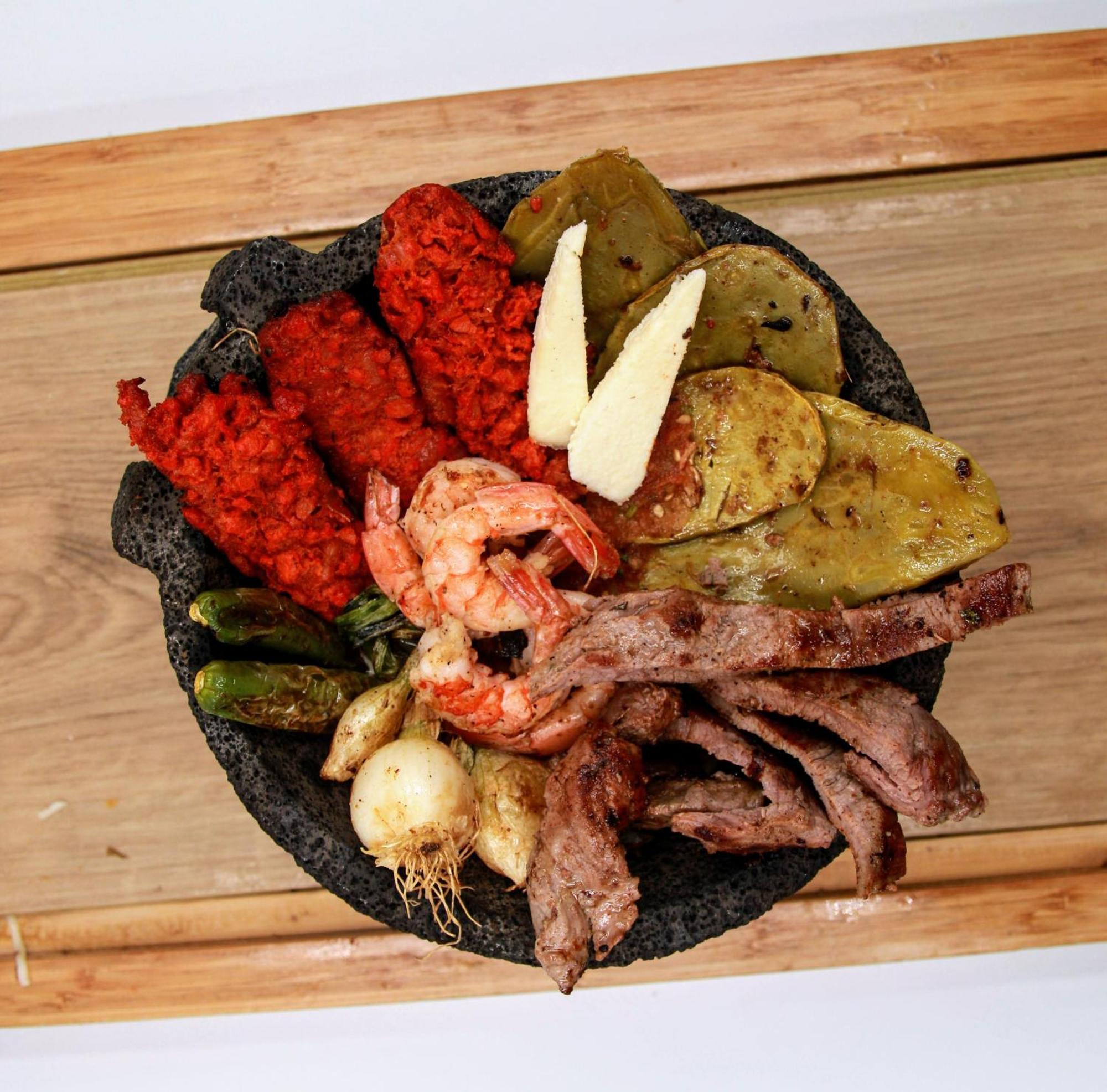 Metria Hotel León de los Aldamas Extérieur photo A plate of assorted grilled meats