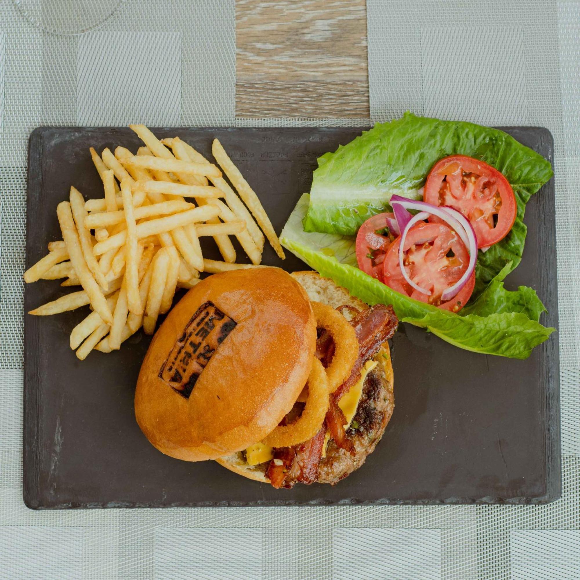Metria Hotel León de los Aldamas Extérieur photo A cheeseburger with fries