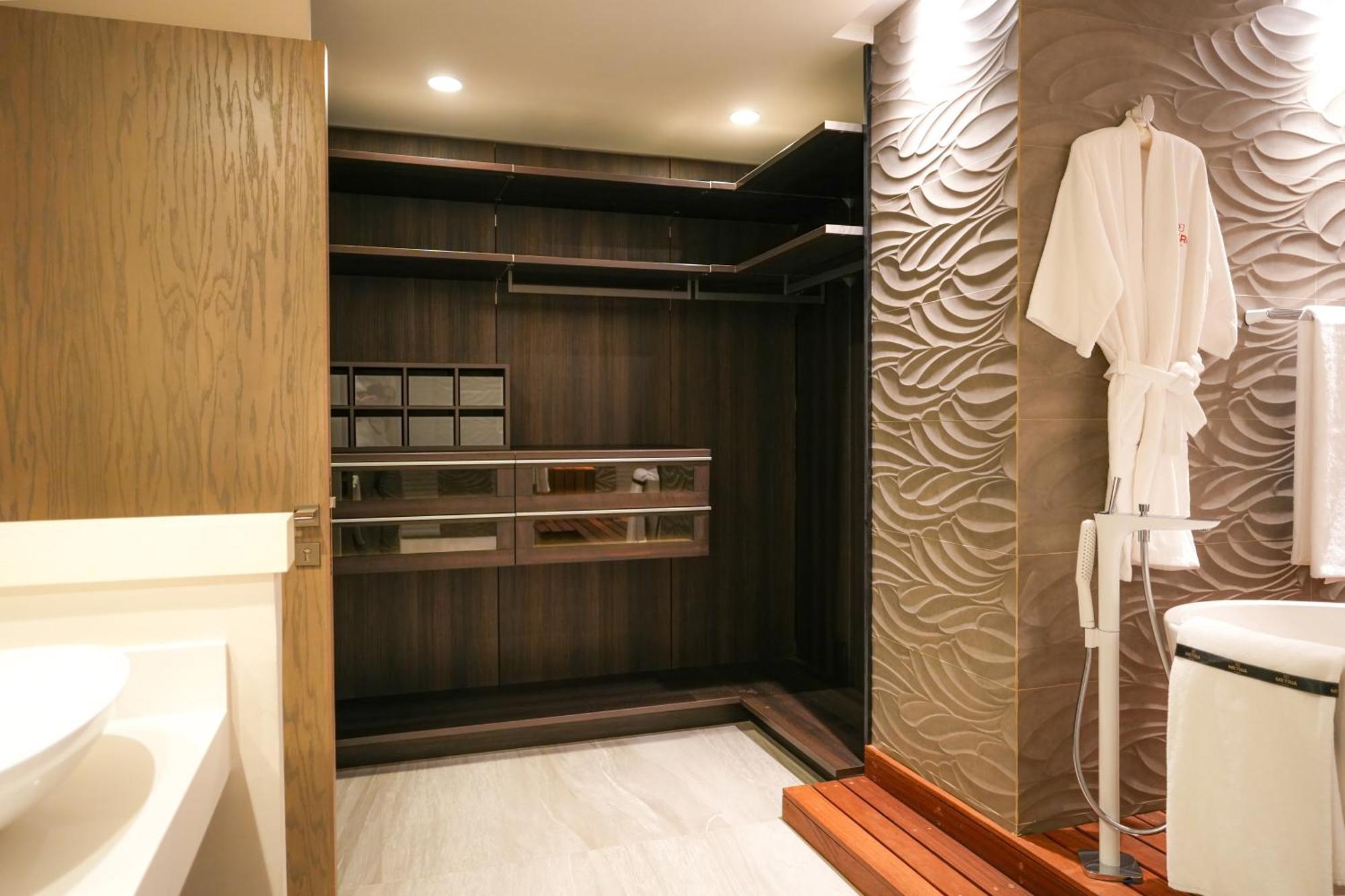 Metria Hotel León de los Aldamas Extérieur photo A shower enclosure