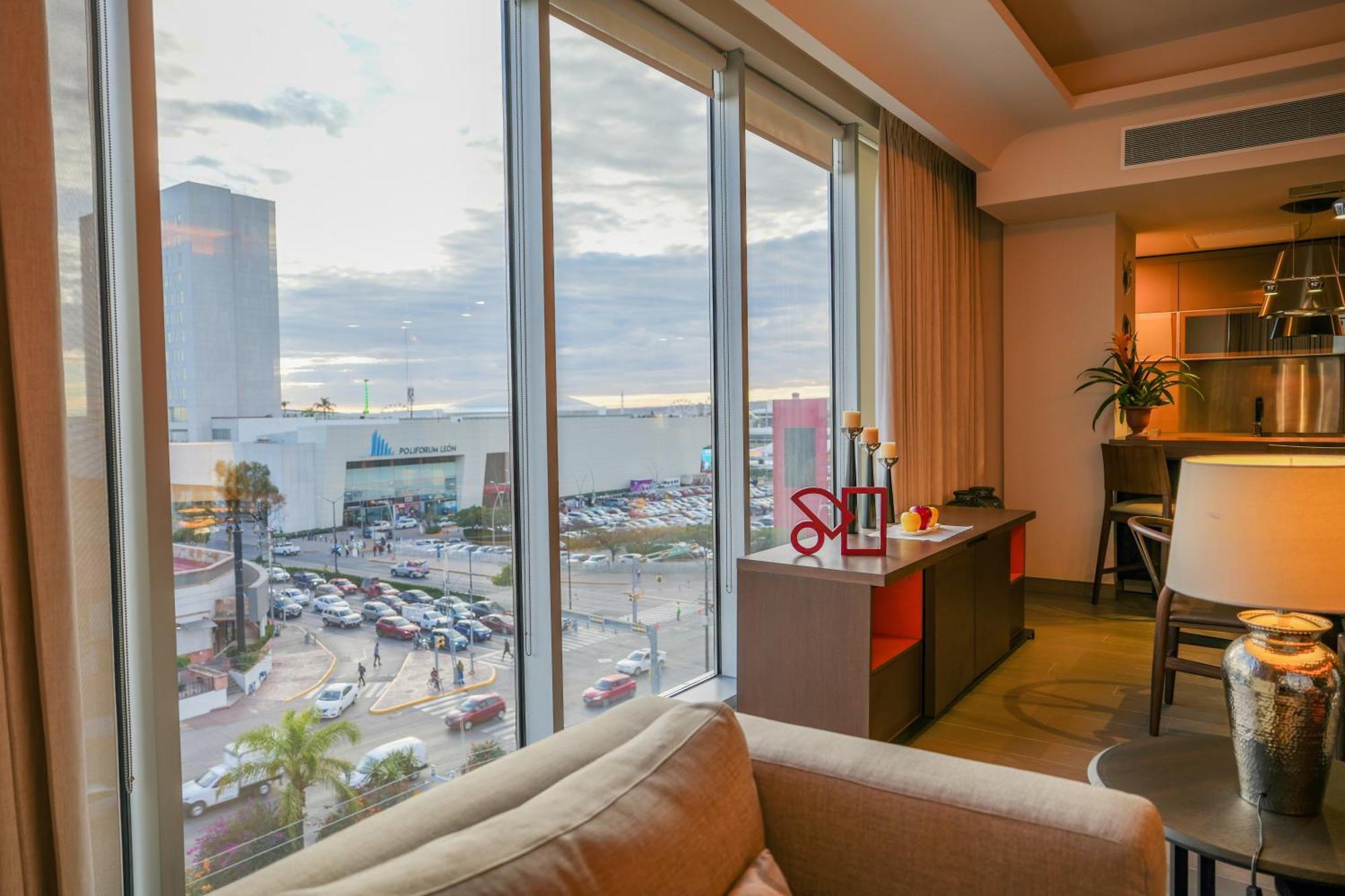 Metria Hotel León de los Aldamas Extérieur photo A view from a suite at the JW Marriott Phoenix.